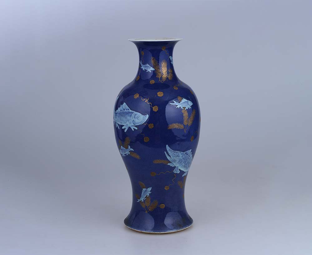 景德镇窑蓝釉描金金鱼纹瓷瓶