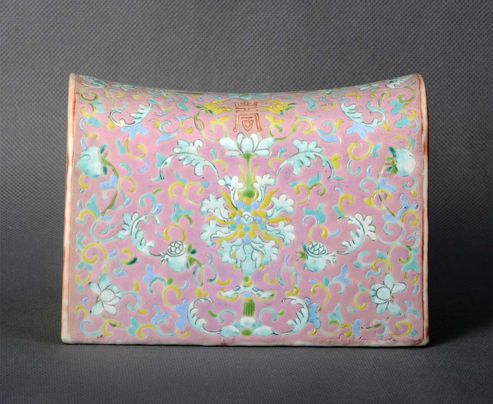 粉彩花卉纹枕