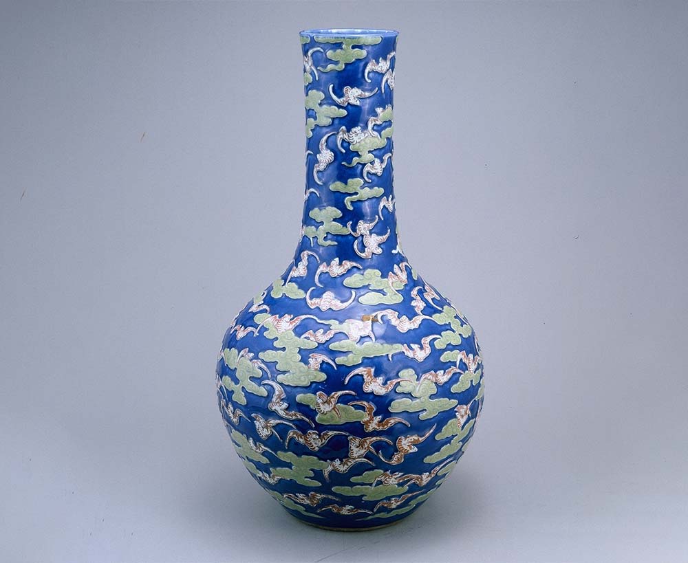 景德镇窑蓝地浮雕云蝠纹天球瓷瓶