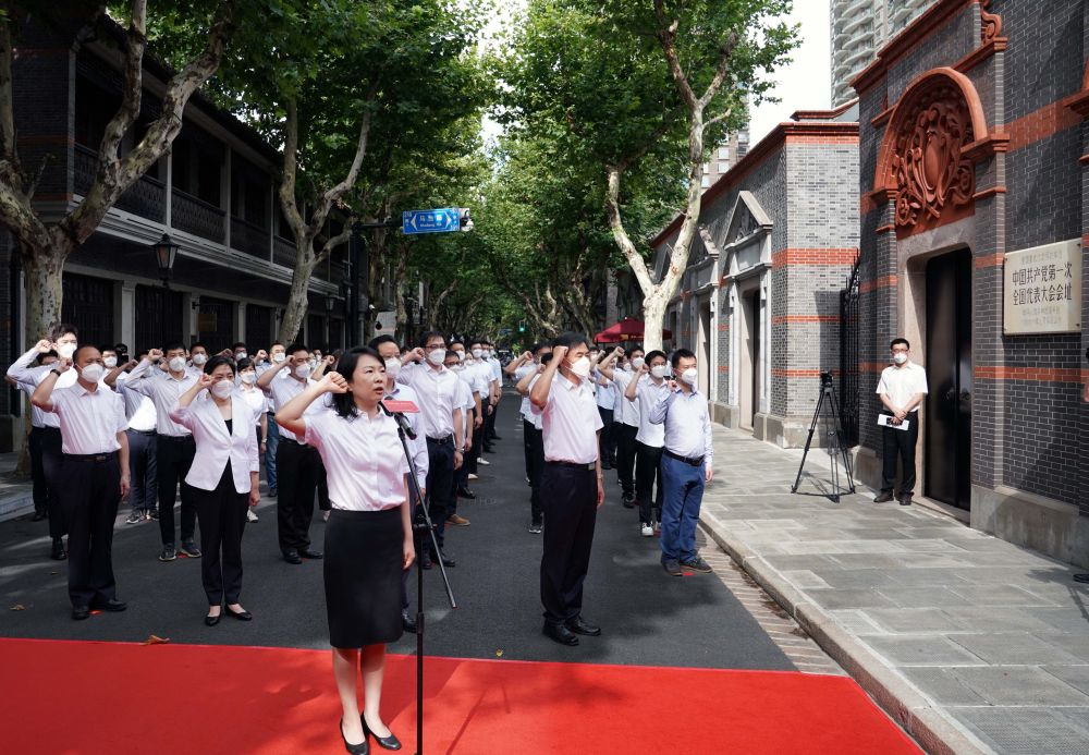 上海市新党员代表入党宣誓活动在中共一大会址前举行（2022年7月1日摄）。