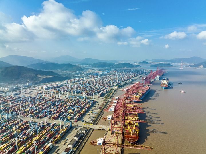 这是浙江宁波舟山港穿山港区（2021年12月24日摄，无人机照片）。